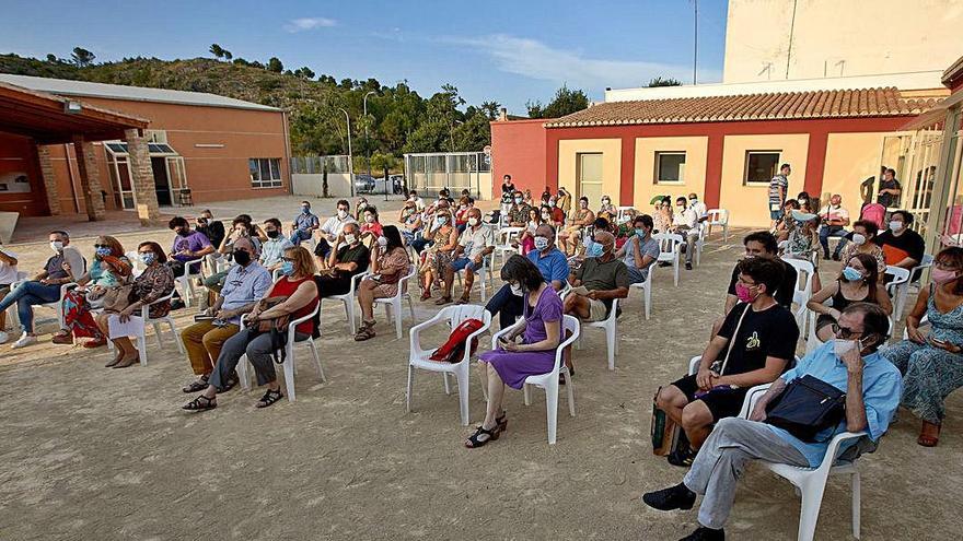 Beniopa Saforíssims i els Festers de la Mare de Déu dels Desemparats lliuren a Pablo Varona el premi de poesia Pare Miret