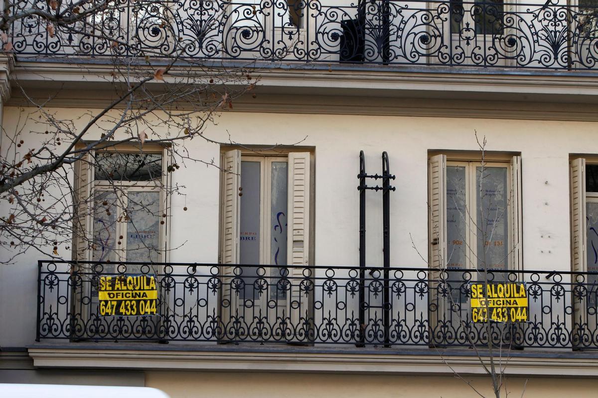 Carteles de alquiler en un edificio de viviendas en la conocida milla de oro de Madrid, en una foto de archivo. EFE/J.M. Espinosa/yv