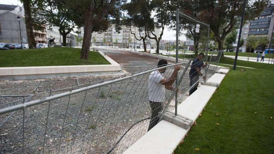 Instalación, ayer, de las vallas en la zona destinada al ocio de los niños más pequeños. // Bernabé/Cris M.V.