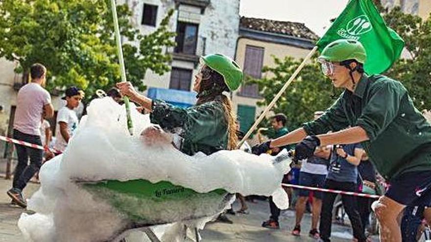 Una de les activitats lúdiques de la Festa Major Alternativa, la Fumera, de l&#039;any passat