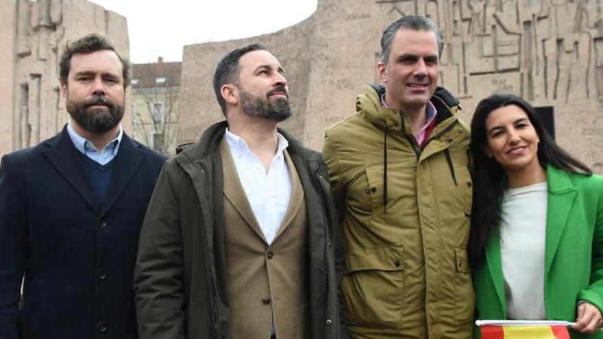 Santiago Abascal y Javier Ortega (en el centro), en el acto celebrado en febrero en la plaza de Colón de Madrid