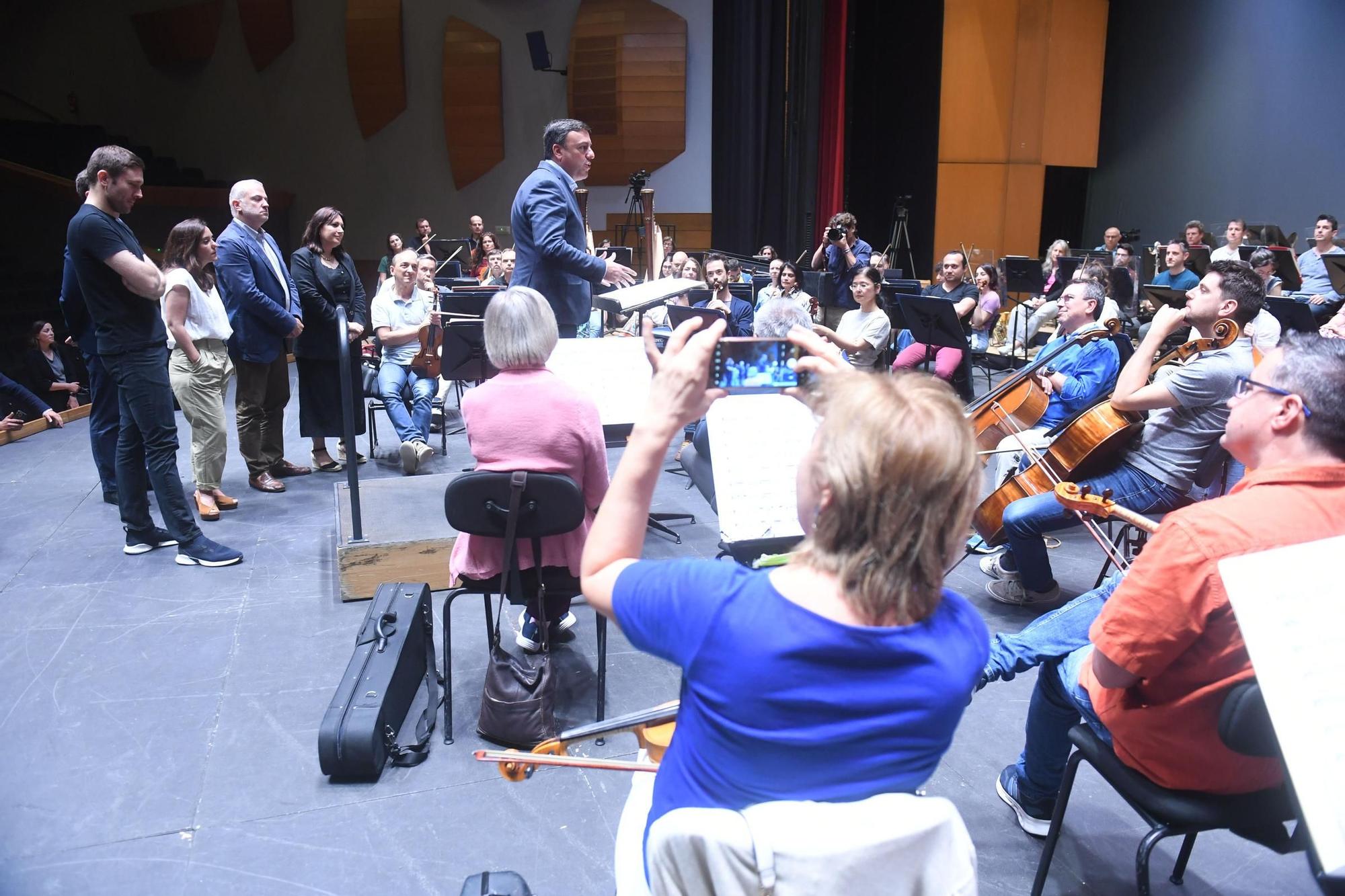 La alcaldesa de A Coruña y el presidente de la Diputación acuden a un ensayo de la Orquesta Sinfónica de Galicia