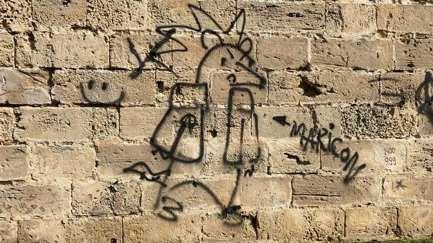 Atribuyen daños al patrimonio a dos menores por un grafiti en Parc de la Mar