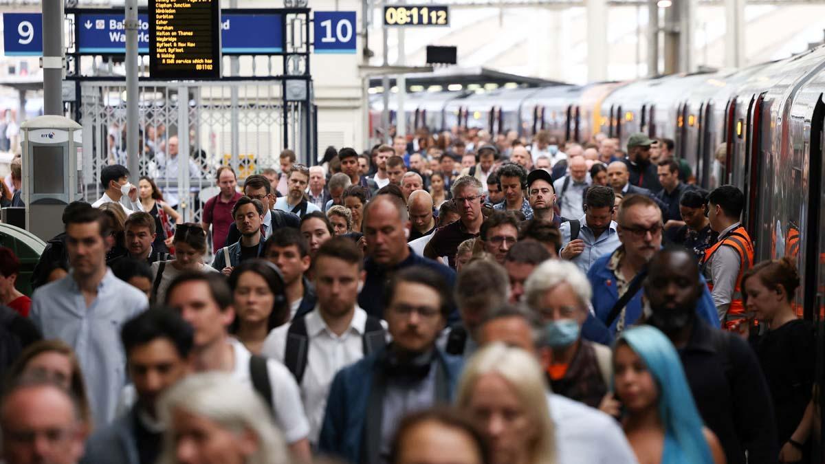 Los pasajeros caminan a lo largo de una plataforma después de desembarcar un tren ocupado en la estación de Waterloo, en un día de servicio ferroviario muy reducido en el tercer día de huelgas ferroviarias nacionales, en Londres, Gran Bretaña, el 23 de junio de 2022. REUTERS/Henry Nicholls