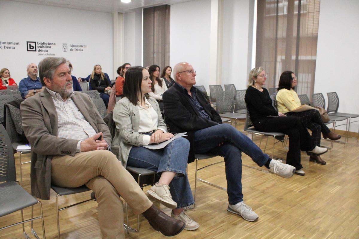 El vicealcalde, la concejala Melani Ivars y el alcalde, durante la presentación del Plan de Integración