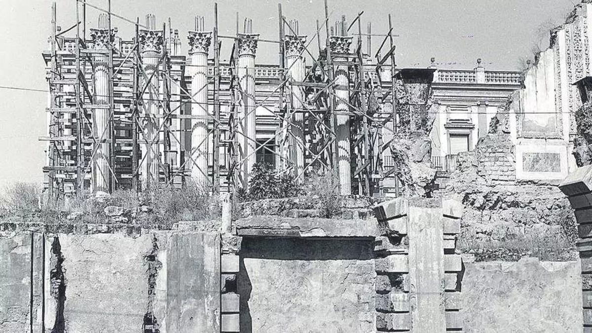 Imagen de las columnas en anstilosis del Templo Romano de Córdoba en 1969. Pórtico del templo reconstruido entre la jaula de andamios.