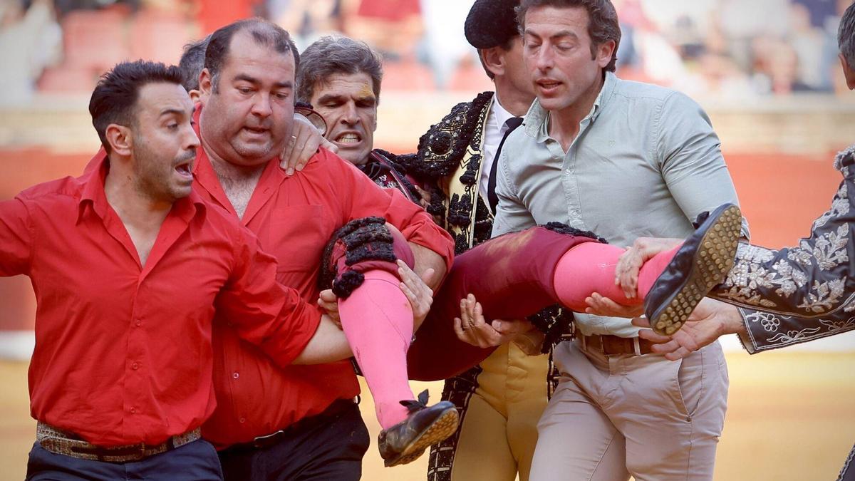 El banderillero Fernando Pereira, tras la cogida sufrida en la plaza de toros de Córdoba, ayer.