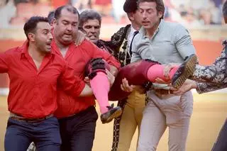 El banderillero Fernando Pereira se encuentra "estable" y sale de la UCI tras la cogida sufrida en Los Califas de Córdoba