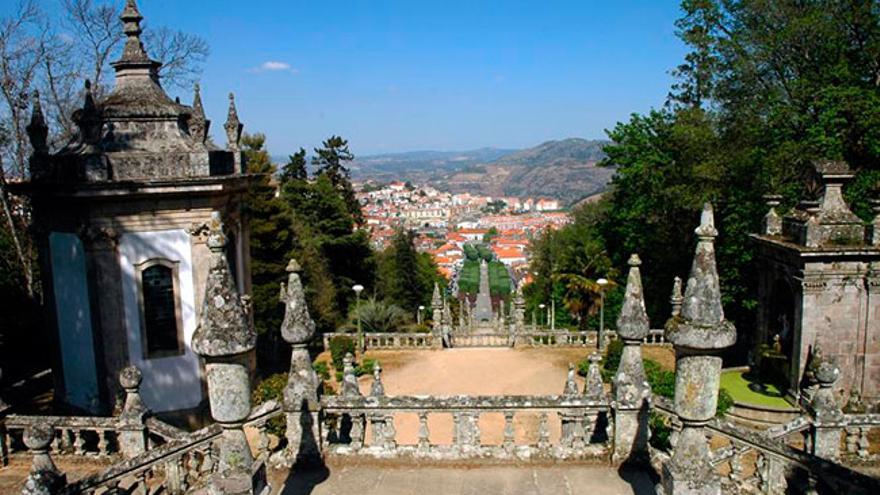 Vista desde o alto do santuario, coa cidade ao fondo.