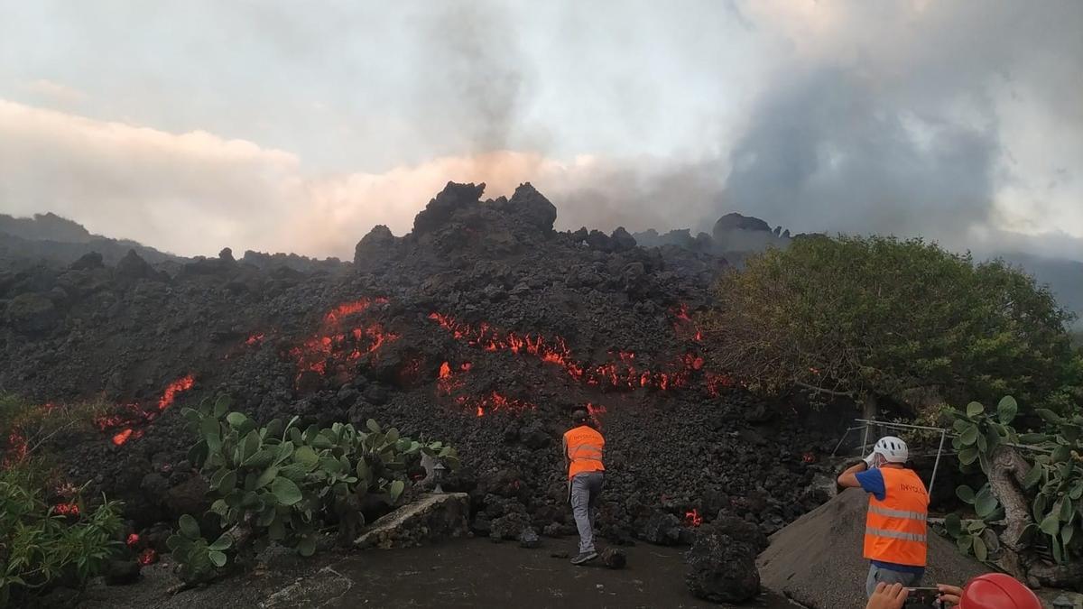 Técnicos del Instituto Volcanológico de Canarias (Involcán) toman muestras de las coladas de lava en La Palma