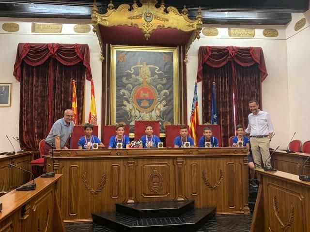 Los campeones de España de Voleibol alevín masculino de Elche, en la recepción en el Ayuntamiento