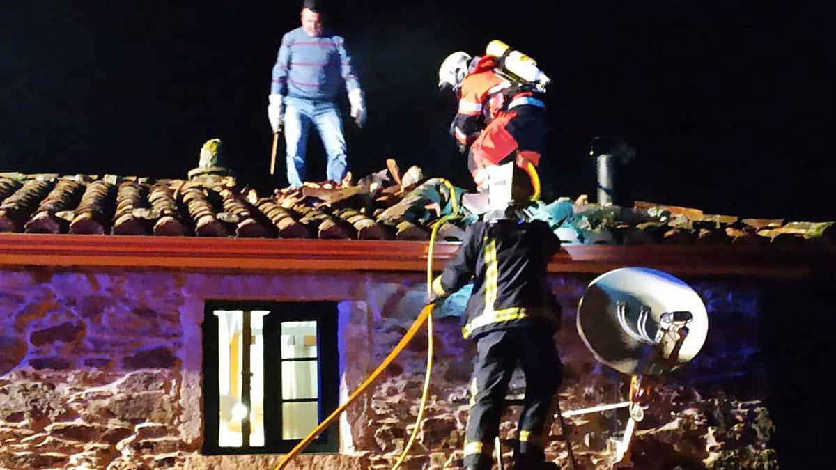 O lume queima parte do tellado dunha casa en Vila de Cruces | PROTECCIÓN CIVIL DE VILA DE CRUCES