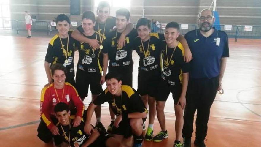 Los jugadores benicarlandos posan con la Copa.