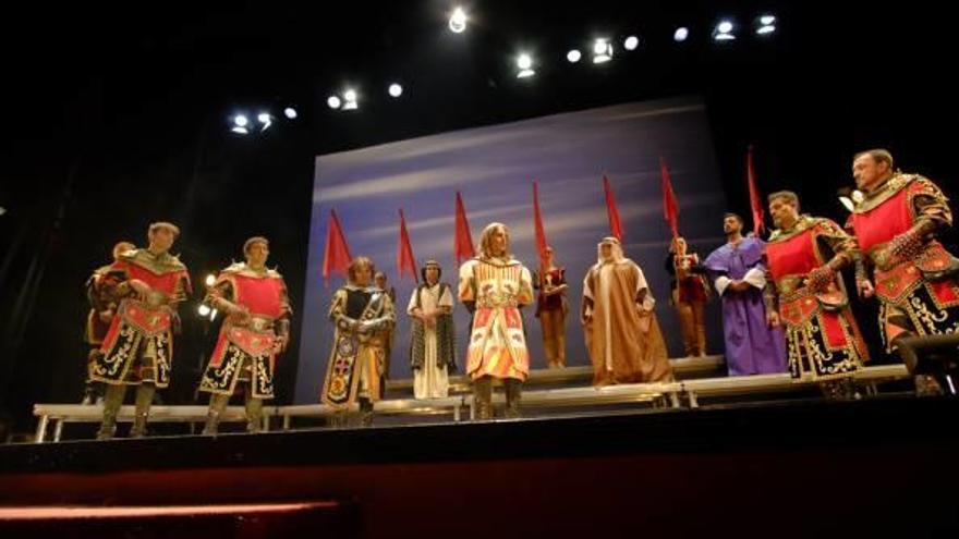 La representación de la primera parte de «La Rendició» se realizó anoche en el Teatro Cervantes de Petrer por cuarto año consecutivo.