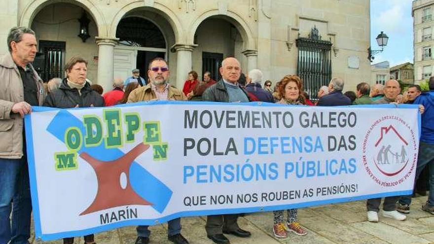 La protesta ante la casa consistorial de Marín. // S.A.