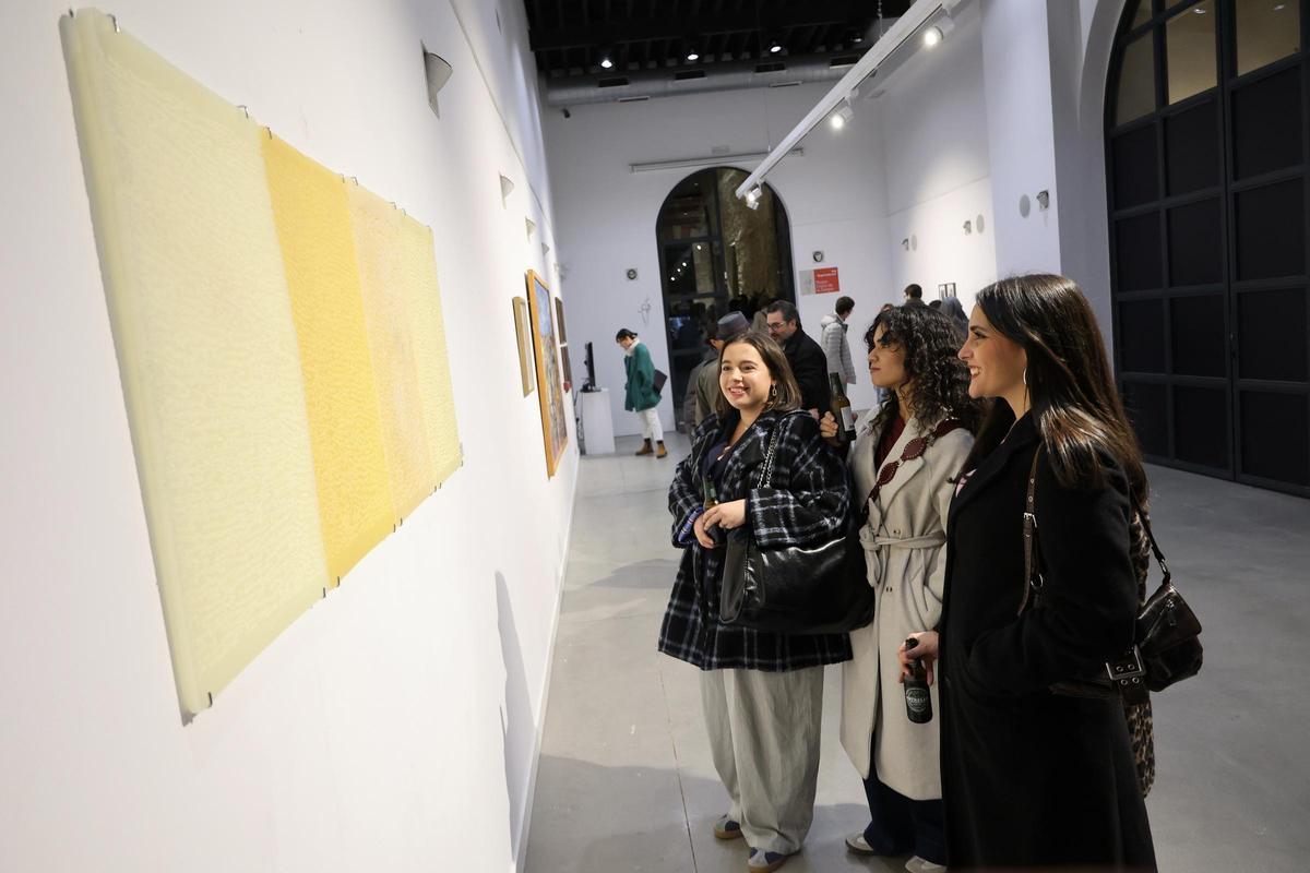 Visitantes observan una de las obras del Salón de la Crítica en el Museo de la Sangre