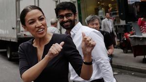 Alexandria Ocasio-Cortez  celebra su triunfo en una calle de Nueva York. 