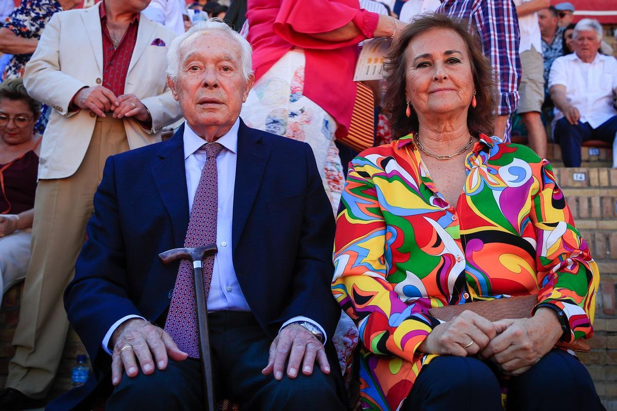 Curro Romero junto a Carmen Tello en la Feria de Abril en Sevilla
