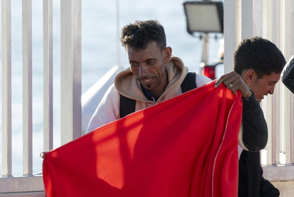 Salvamento Marítimo traslada a Arrecife, en Lanzarote, a los 37 migrantes de una neumática a la deriva (14/7/2026)