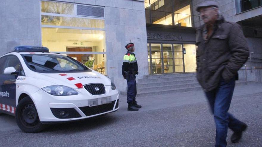 Els Mossos vigilant els jutjats de Girona arran del dispositiu Toga, foto d&#039;arxiu