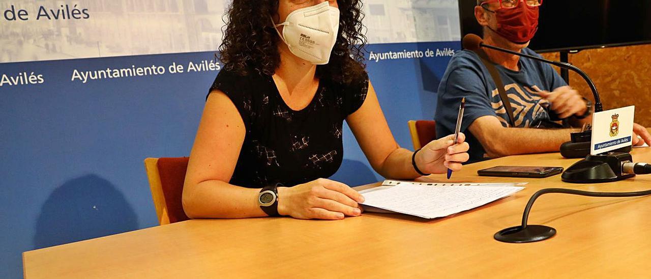 Los concejales Llarina González y Agustín Medina, durante una rueda de prensa en elAyuntamiento. | M. Villamuza