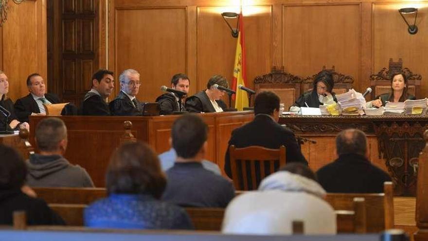 Los acusados ante el tribunal de la Audiencia de Pontevedra. // G.S.
