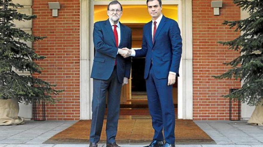 Mariano Rajoy i Pedro Sánchez, ahir, abans d&#039;entrar a la reunió a la Moncloa