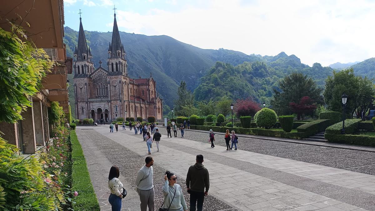 La explanada de la basílica dee Covadonga