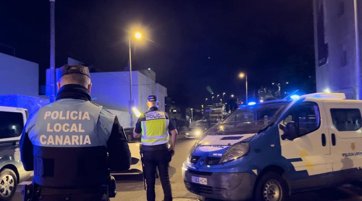 Efectivos de la Policía Local de La Laguna durante un servicio.