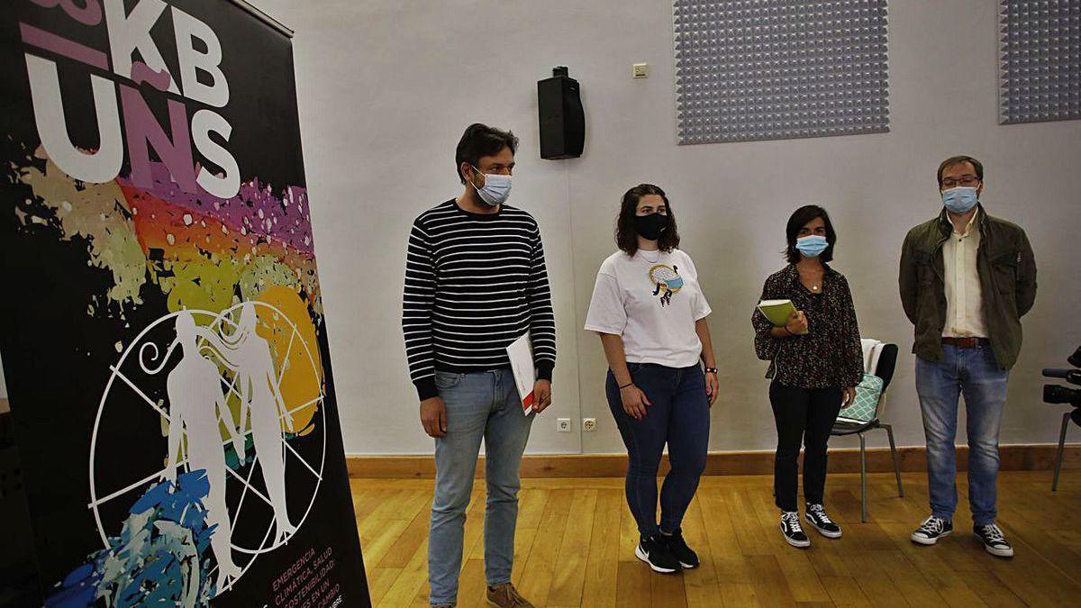 Por la izquierda, Alberto Ferrao; la presidenta de CMX, Aridane Cuevas; la directora general de Juventud, Diversidad y Derechos LGTBI, Clara Sierra, y Daniel Carrillo, secretario del Conseyu del Principado.