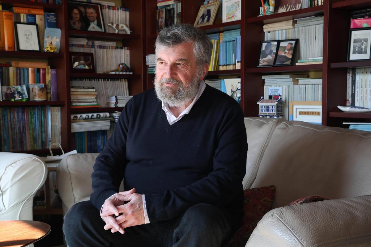 Bragado, no sofá da súa casa coa palabra 'afouteza' nas súas costas.