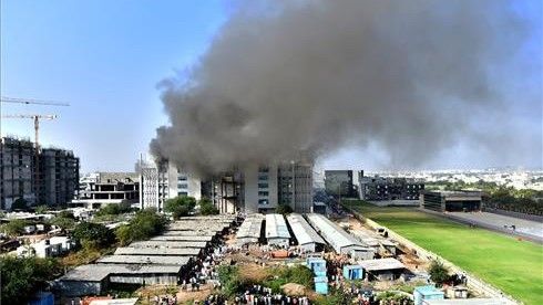 Columnas de humo después de que estallara este jueves un incendio dentro de la sede del Serum Institute of India