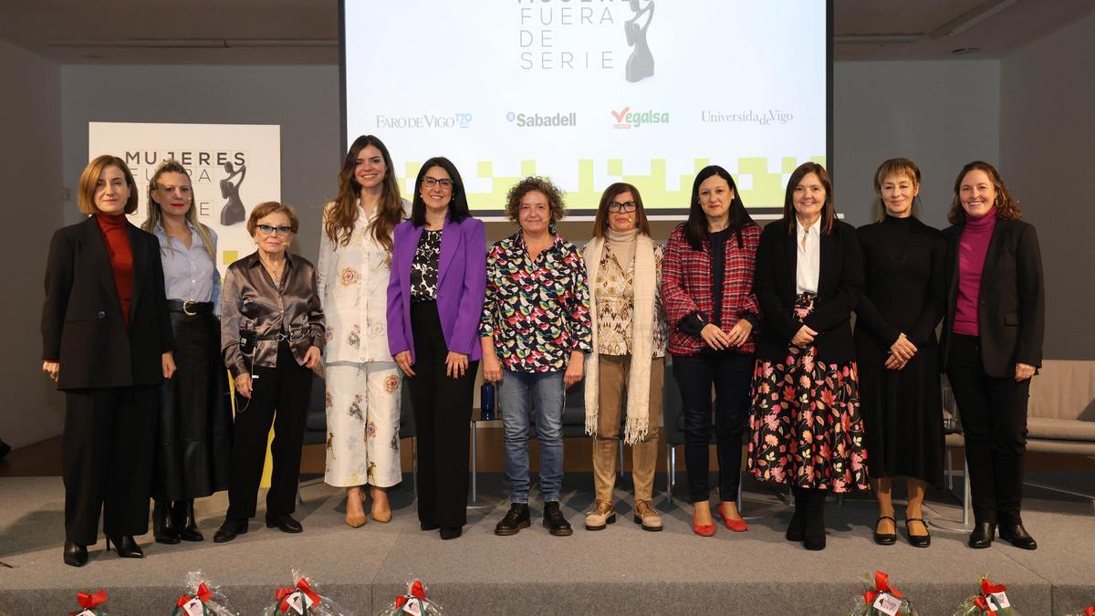 Desde la izquierda: Irene Bascoy, Patricia Hermida, Mary Quintero, Isabel García López, Ana Paúl, Marta Álvarez Quintero, María Moreira,  Belén Rubio, Lourdes Carballo, Chus Lago y Amaia Mauleón