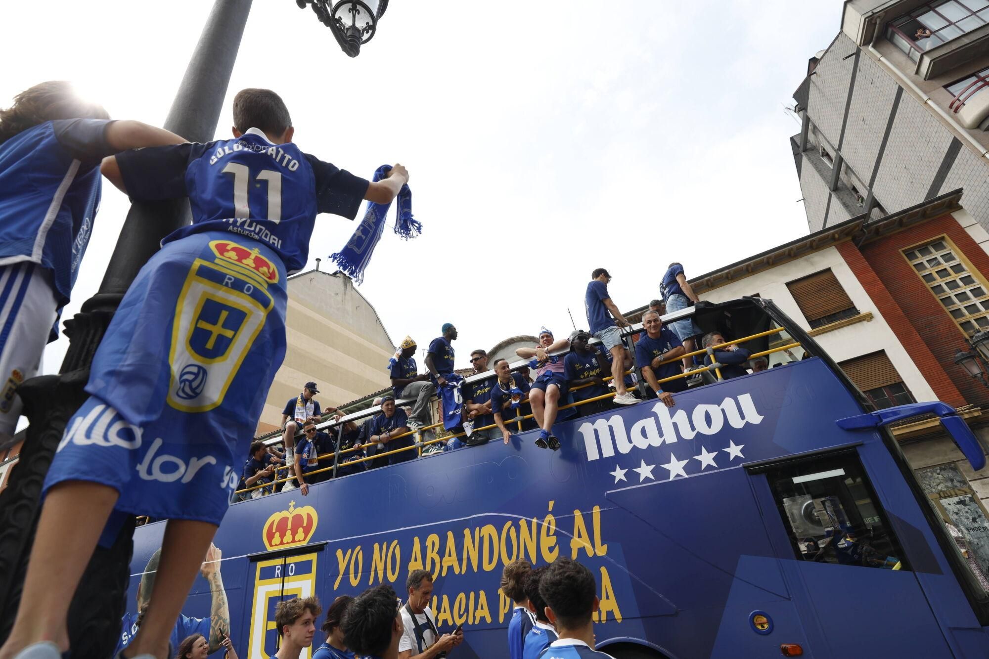 Locura azul en las calles de Oviedo para celebrar el ascenso del equipo a Primera División