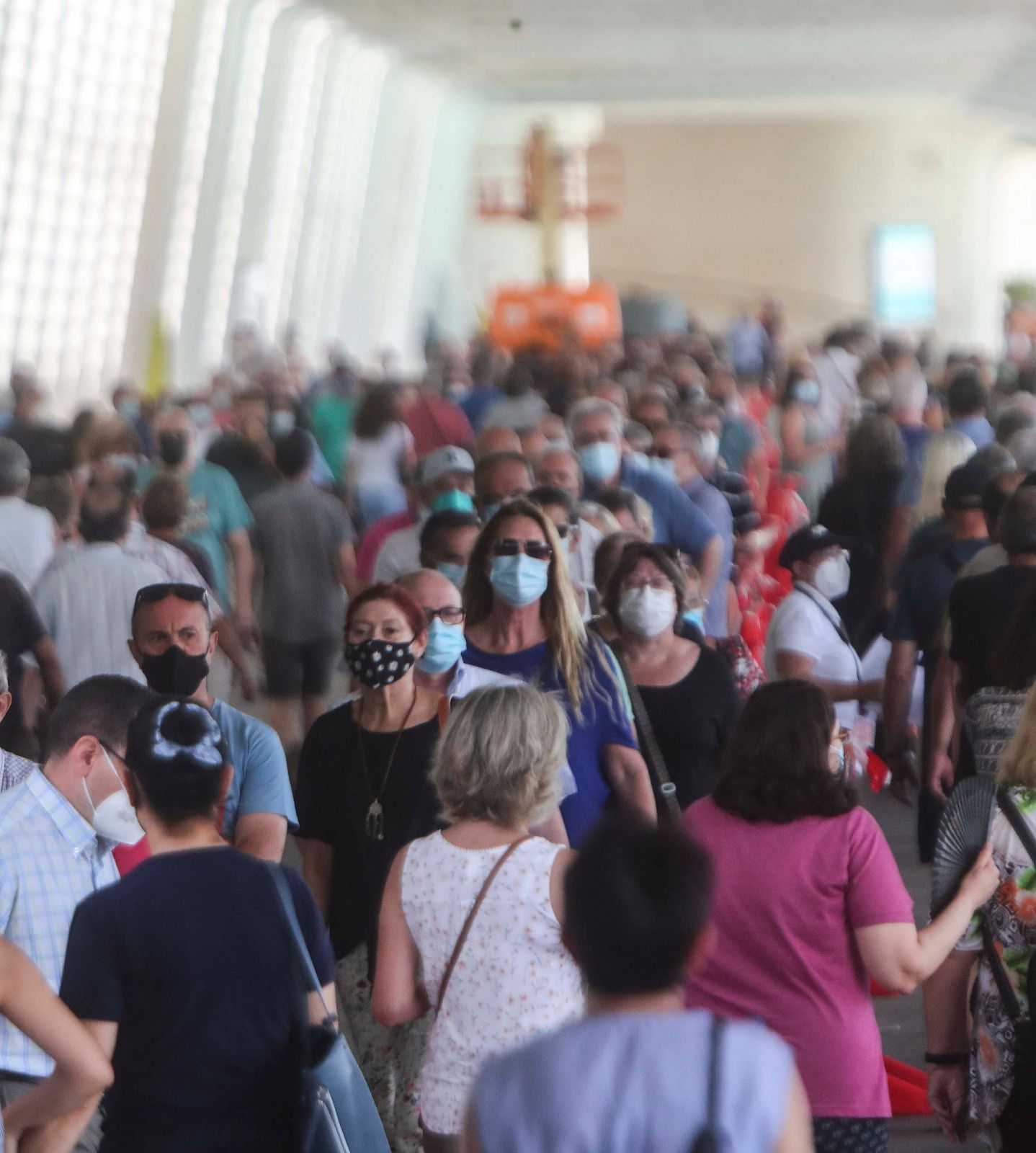 Grandes colas en el vacunódromo de la Ciutat de les Arts i les Ciències