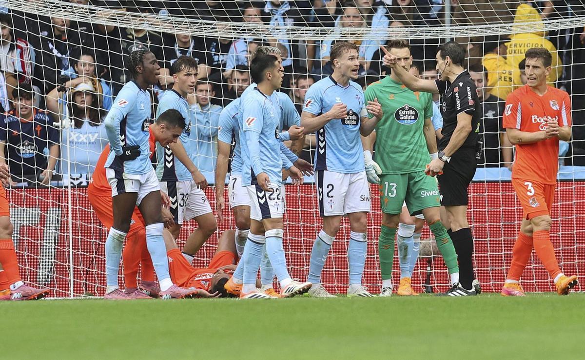 Martínez Munuera ordena a Starfelt que abandone el campo tras ser amonestado con una segunda amarilla contra la Real Sociedad. | EFE