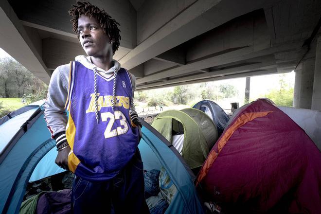 Los sintecho del Besòs buscan refugio tras escapar de la riada: "Hemos perdido ropa y documentación"