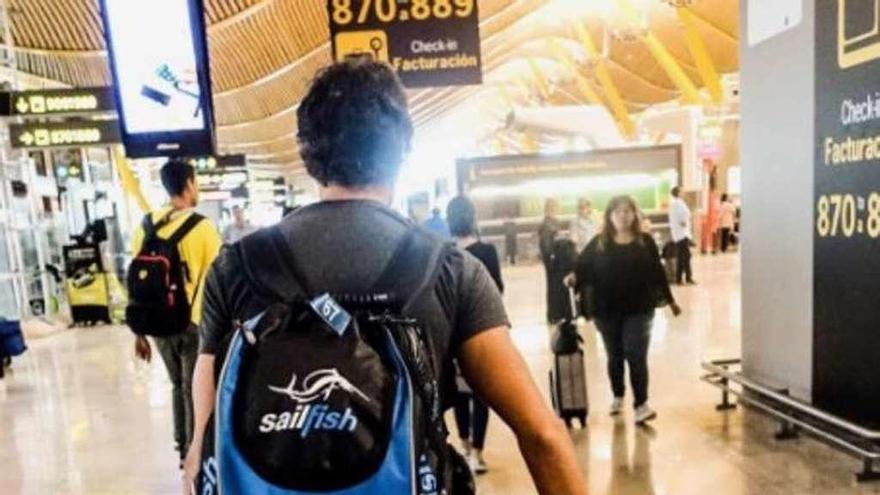 Iván Raña, ayer en el aeropuerto. // ivanranafuentes