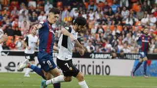 El gesto de la afición del Valencia CF con Guedes y Soler