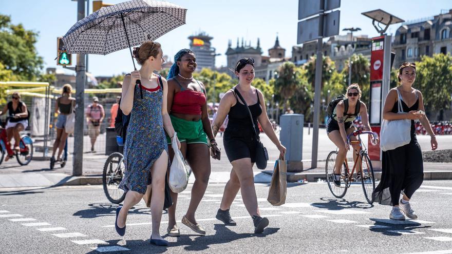 España se adentra en el primer episodio de calor del año y se prepara para otro verano de récord