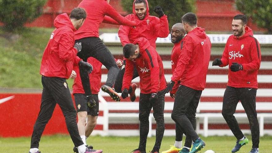 Los jugadores del Sporting en el entrenamiento de ayer.