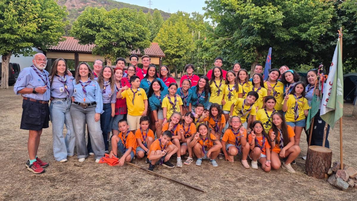 Foto de familia del Grupo Scout Pedro de Valdivia durante el campamento celebrado junto al embalse del Cíjara.