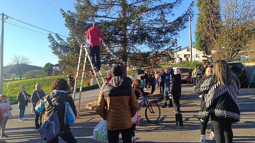 El árbol de San Roque une lazos en Aramil: &quot;Hay muchos niños del pueblo que no se conocen&quot;