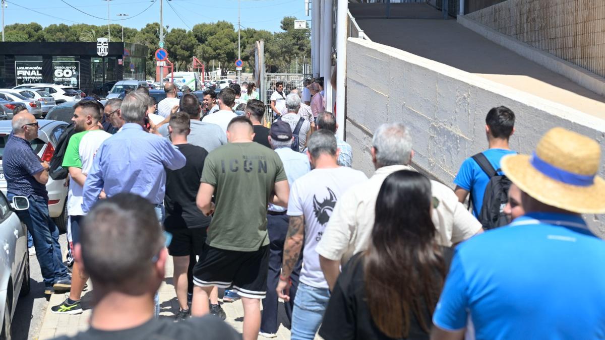 Largas colas en los exteriores del Cartagonova