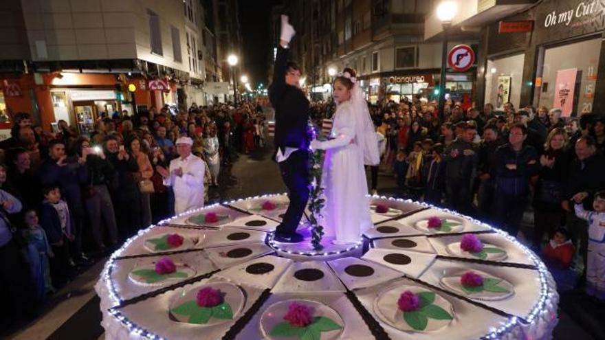 Carnaval 2019: La sorprendente tarta nupcial del Antroxu gijonés