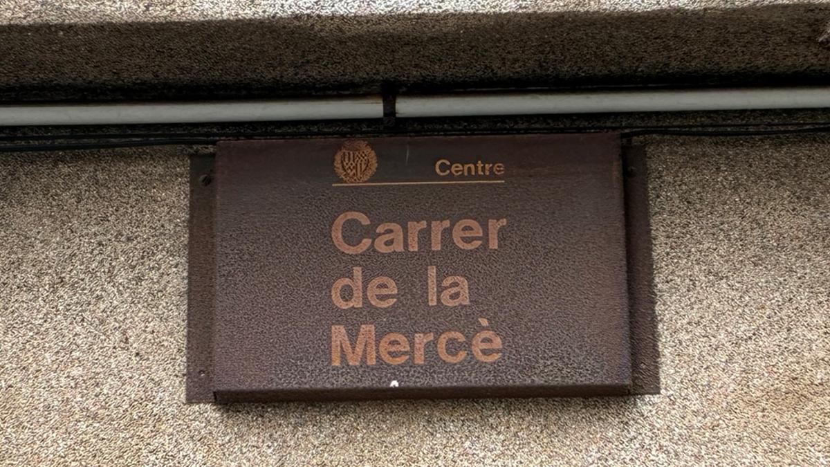 Placa de la calle de la Mercè de Badalona, deteriorada por el paso del tiempo