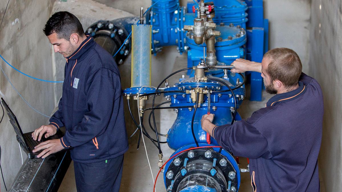 Técnicos de Egevasa trabajando en el control de fugas de agua