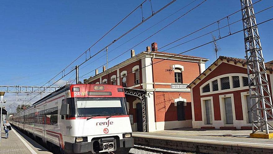 Un tren sortint de l&#039;estació de Renfe de Sant Vicenç