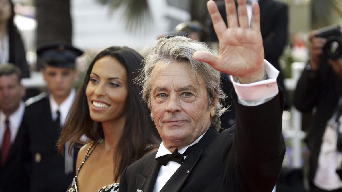 Alain Delon y la modelo Bianca di Sofia en el Festival de Cannes en 2007.