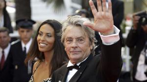 Alain Delon y la modelo Bianca di Sofia en el Festival de Cannes en 2007. 